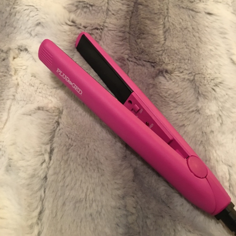 Plugged-IN mini straightener